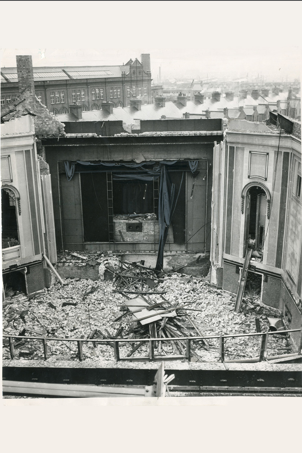 Demolition of Knighton Kinema. ©Leicester Mercury Archive at the University of Leicester.