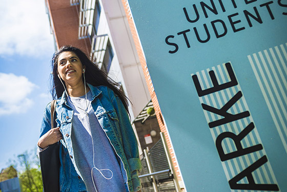 student-travel-main560x375