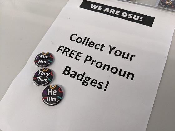Pronoun badges 560