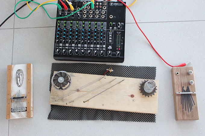 DEE spring contact IMG_3060 x680