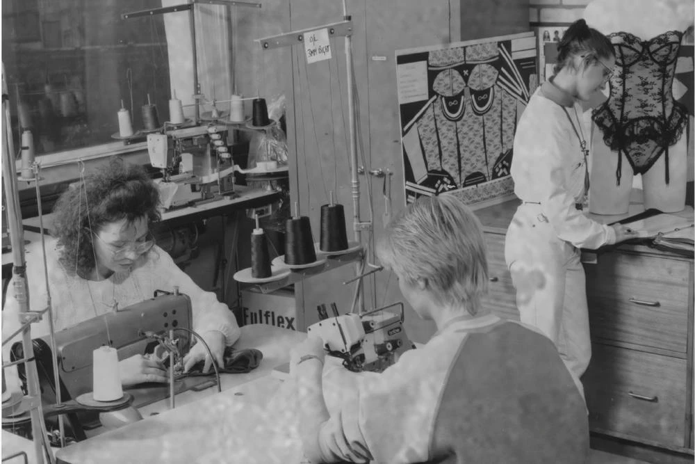 Students working on their final collectiond, early 1990s. ©DMU Special Collections and Archive..jpg