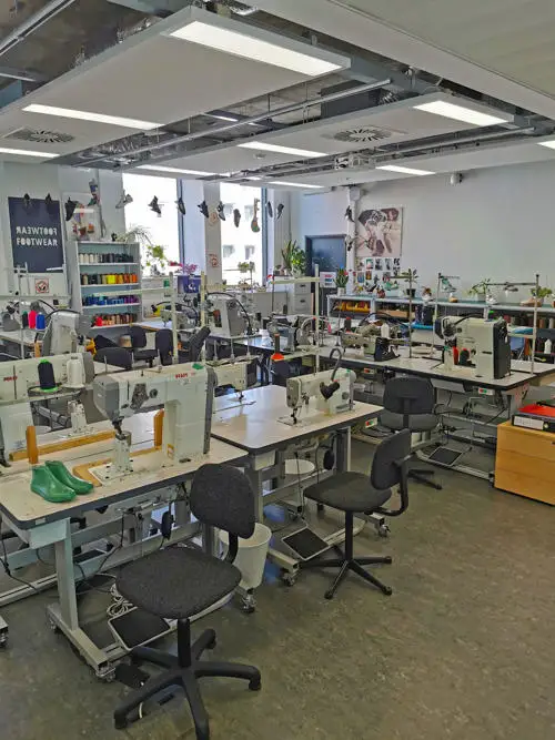 Footwear closing room