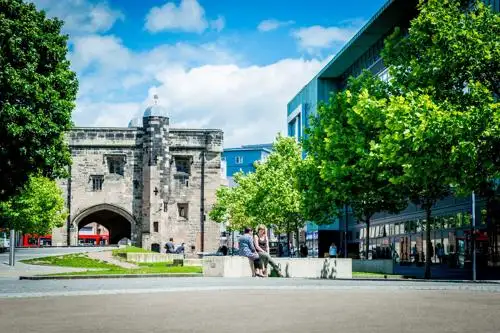 De Montfort University’s Hugh Aston building alongside the Grade 1 listed Magazine Gateway 