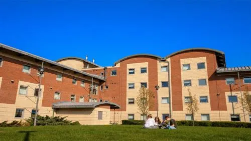 Bede Hall 공식 중정·건물 사진